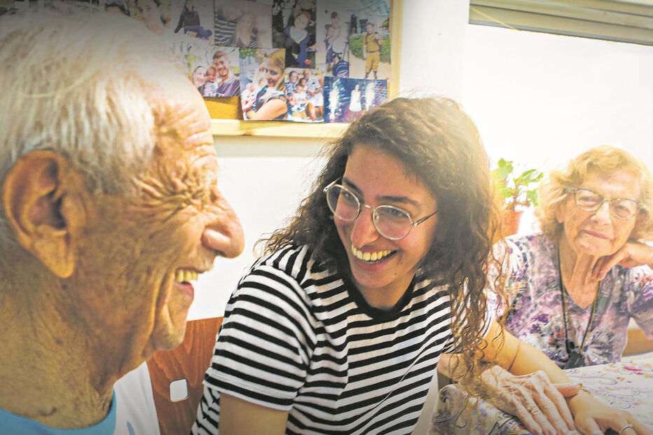 Amir Plut, de 97 anos, com a mulher e a neta