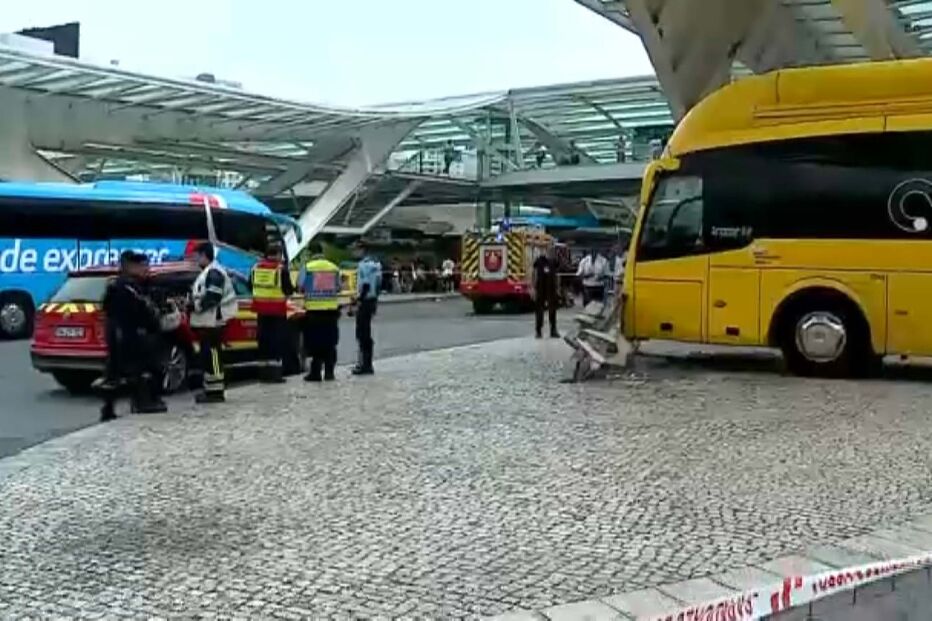 Autocarro desgovernado atropela três pessoas na Gare do Oriente em Lisboa