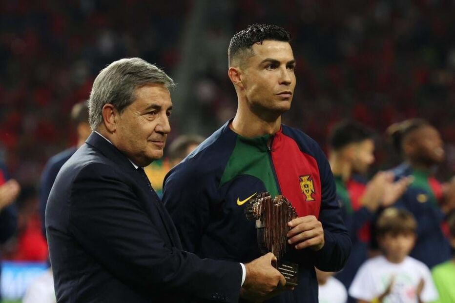 Cristiano Ronaldo recebe homenagem pela 200ª. internacionalização, das mãos de Fernando Gomes