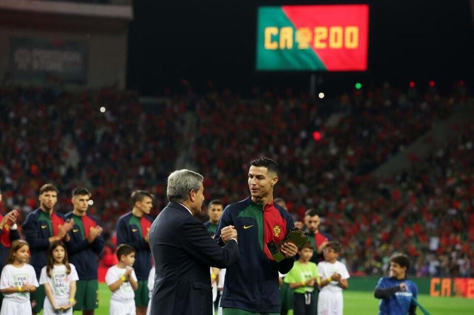 Cristiano Ronaldo recebe homenagem pela 200ª. internacionalização, das mãos de Fernando Gomes	