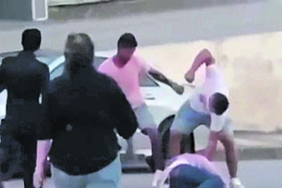 Agredido a soco e pontapé