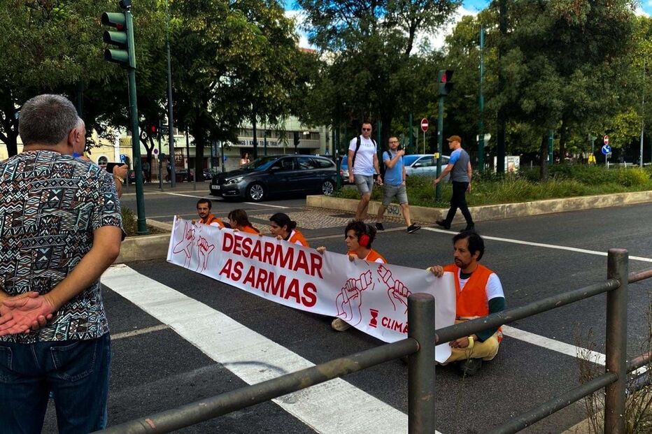 Detidos cinco ativistas do grupo Climáximo por bloquearem Avenida 24 de Julho em Lisboa