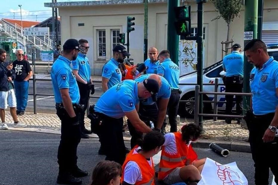  Detidos cinco ativistas do grupo Climáximo por bloquearem Avenida 24 de Julho em Lisboa