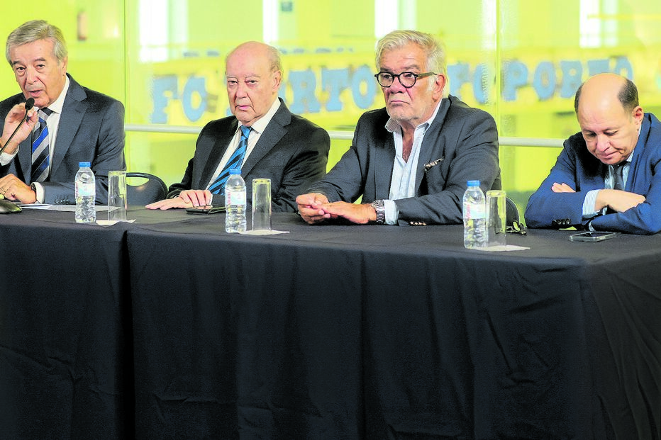 Os administradores Fernando Gomes, Pinto da Costa e Luís Gonçalves, com Jorge Carvalho Guimarães (2.º à dir.), presidente do Conselho Fiscal