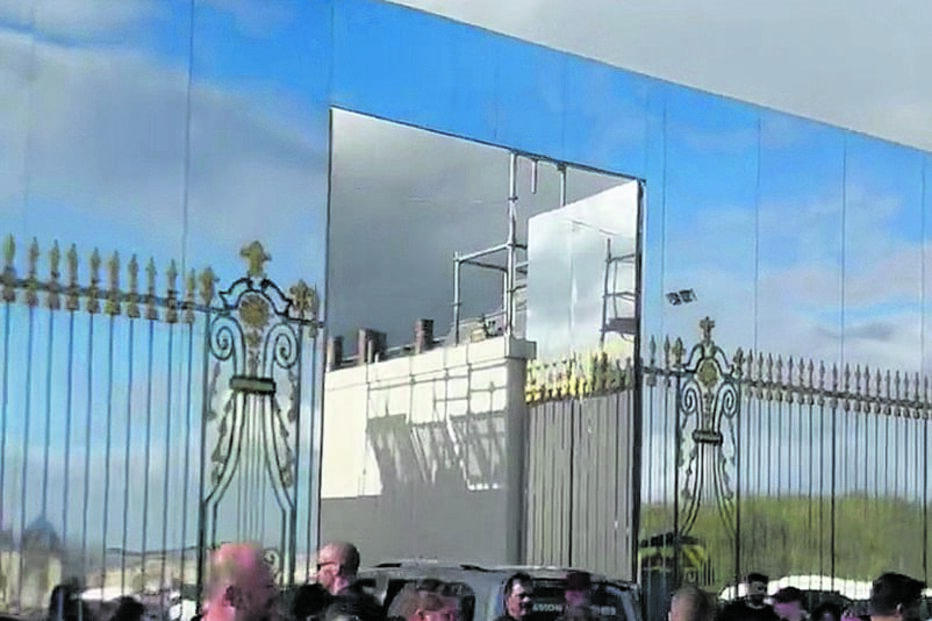 Visitantes deixam Palácio de Versalhes após alerta