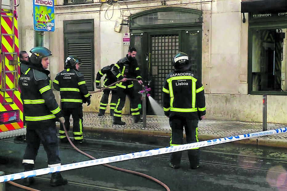 Bombeiros limparam o sangue da vítima