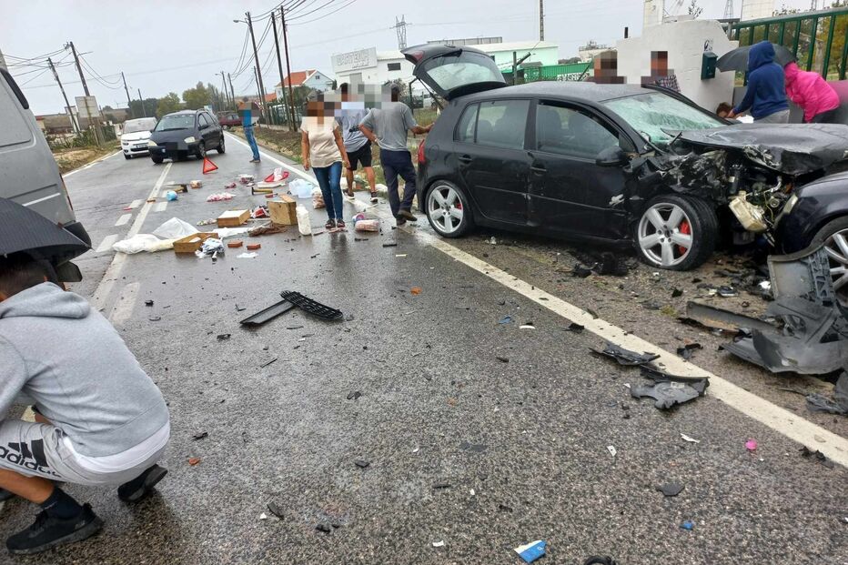 Colisão entre dois carros e uma carrinha no Montijo