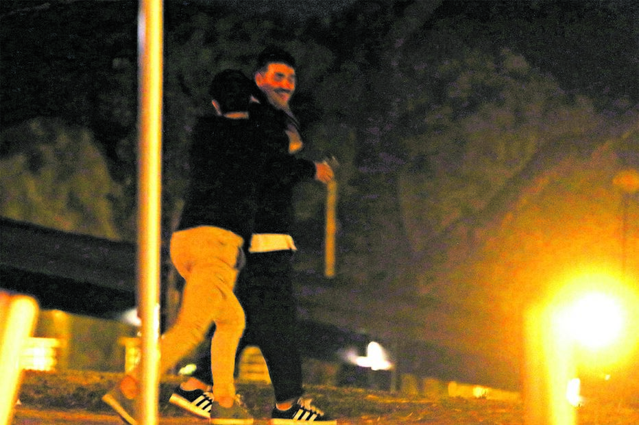 Muito divertido, o jogador esteve à conversa com os amigos no Parque Eduardo VII. Já passavam das três da manhã quando se foram embora do local	