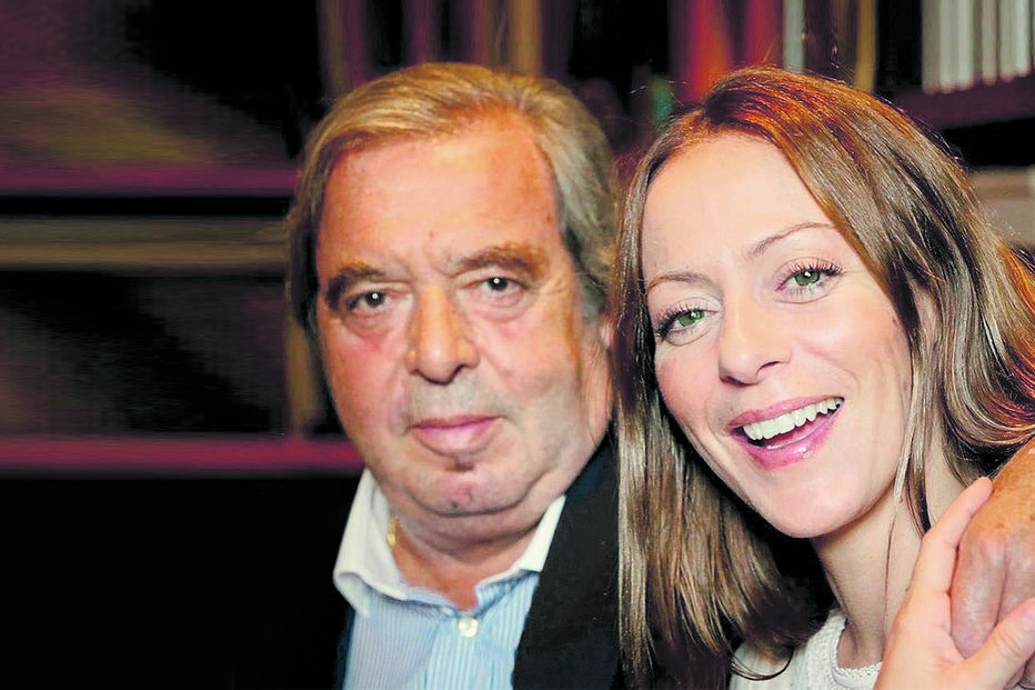 Carlos Amaral Dias, conhecido psicanalista e professor catedrático, morreu em 2019 depois de se ter sentido mal em sua casa. Nesta foto com a filha, Joana