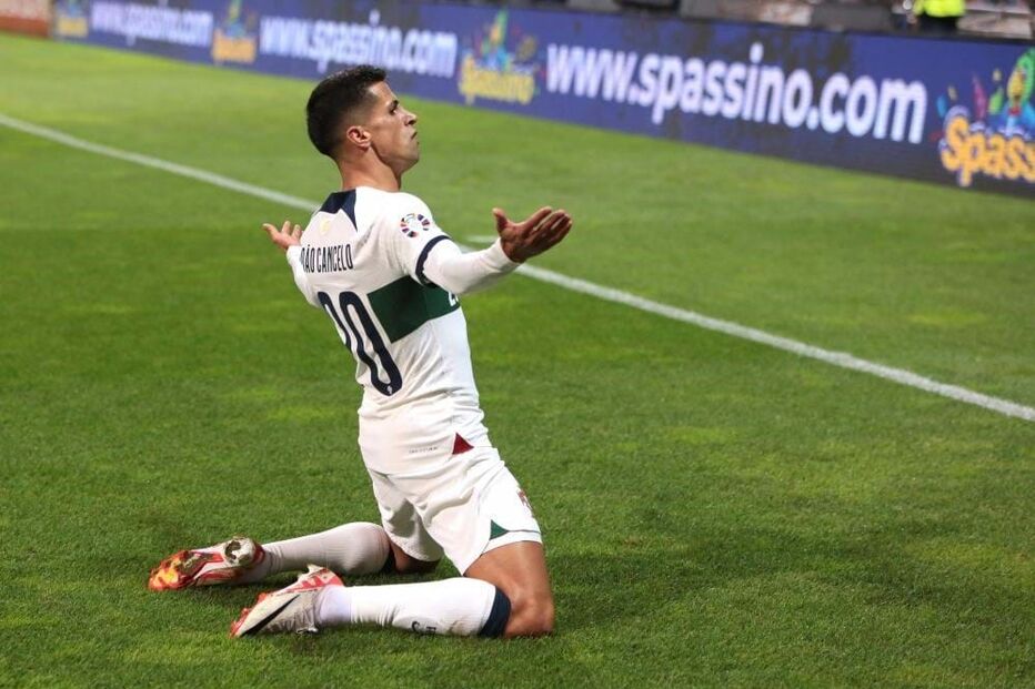 João Cancelo marcou frente à Bósnia