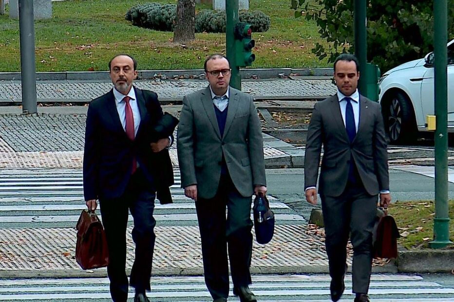 Padre Luís Miguel Costa, ao centro, acompanhado pelo advogado Paulo Duarte, à esquerda