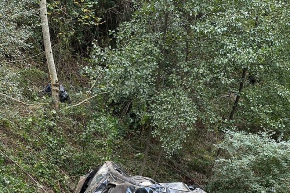 Carro caiu de ravina