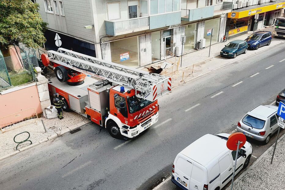 Incêndio obriga ao corte da Estrada de Benfica em Lisboa