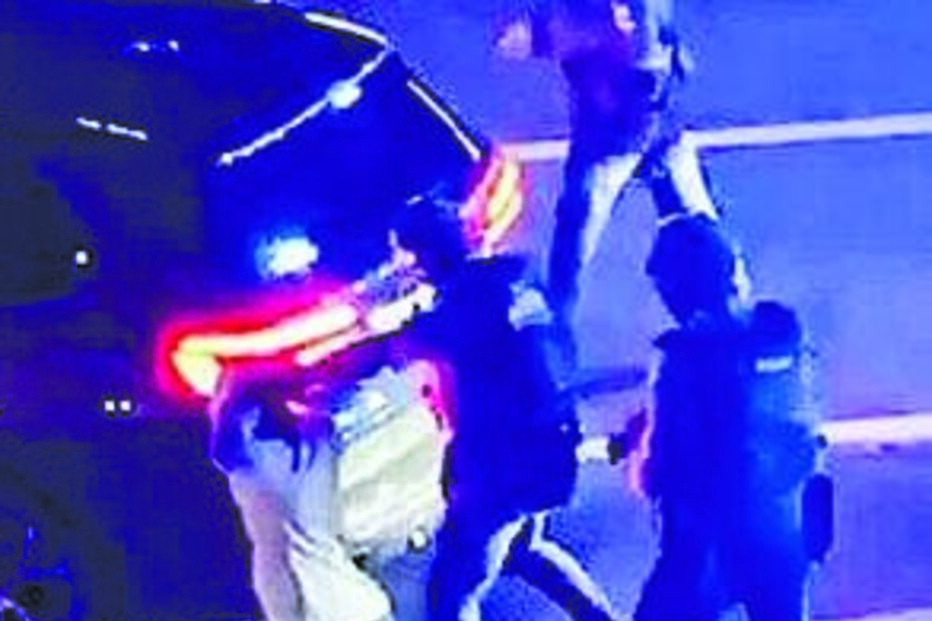 Momento em que as autoridades abalroaram a carrinha e detiveram os sete 