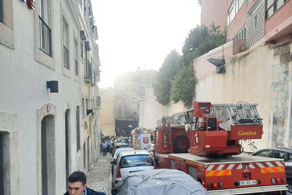 Incêndio num carro elétrico obriga a evacuar prédio de três andares