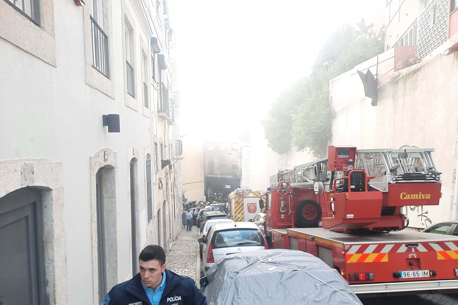 Incêndio num carro elétrico obriga a evacuar prédio de três andares