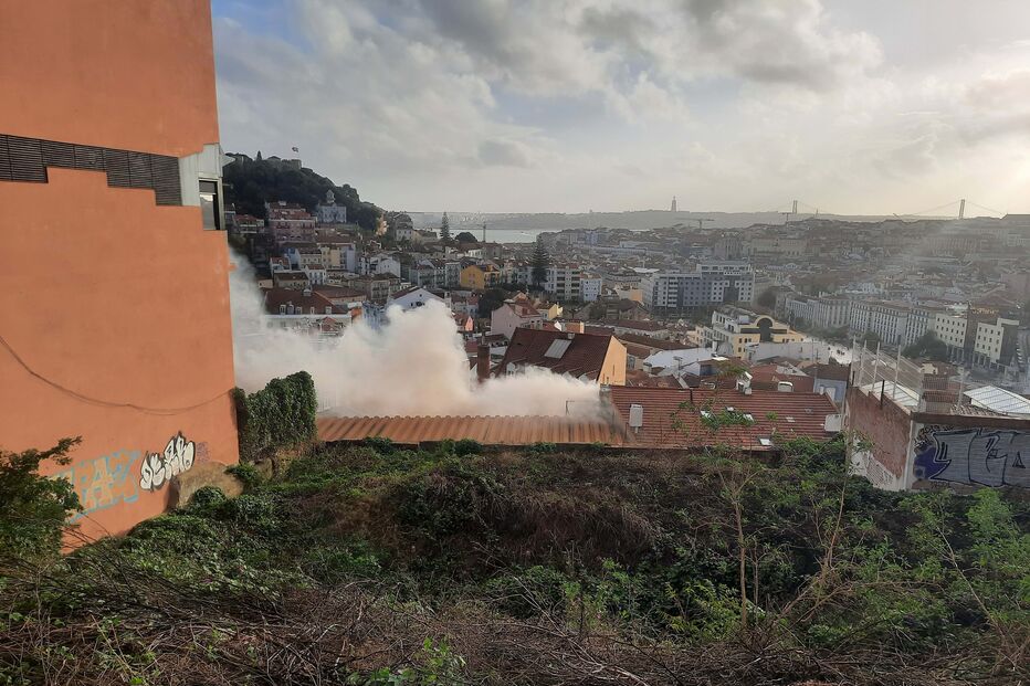 Incêndio num carro elétrico obriga a evacuar prédio de três andares