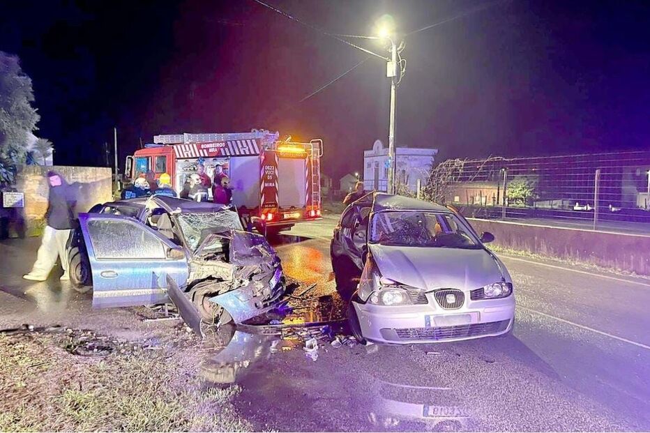 Cinco feridos em colisão entre dois carros em Mira