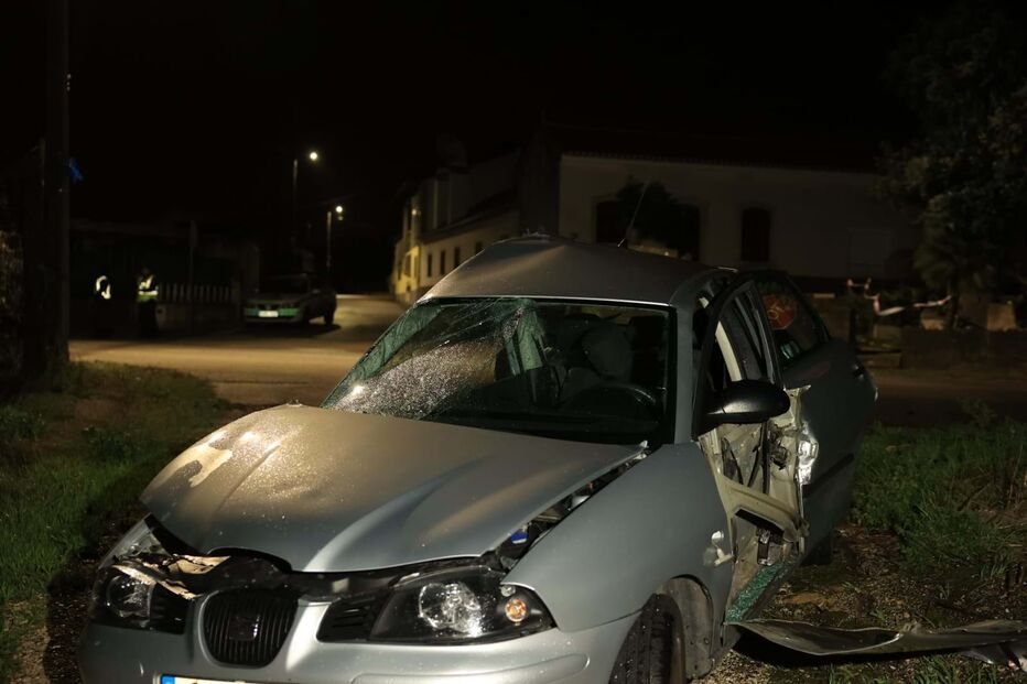 Cinco feridos em colisão entre dois carros em Mira