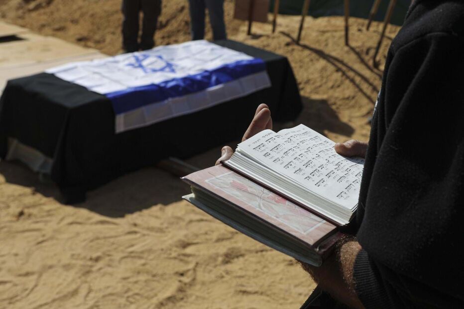 Bandeiras de Israel cobrem os caixões das vítimas do ataque do Hamas	