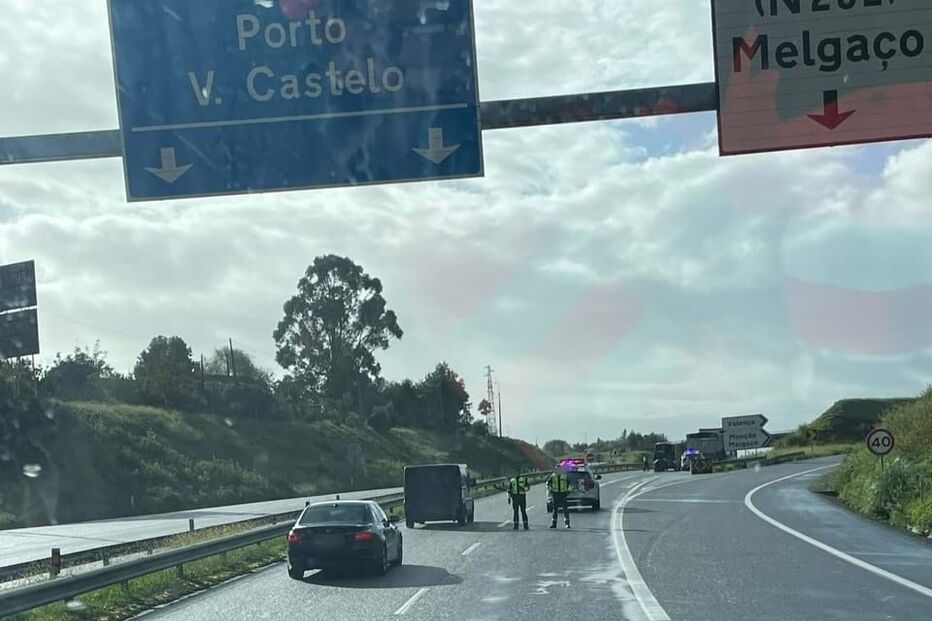 Cerca de 70 viaturas com pneus furados devido a descarga acidental