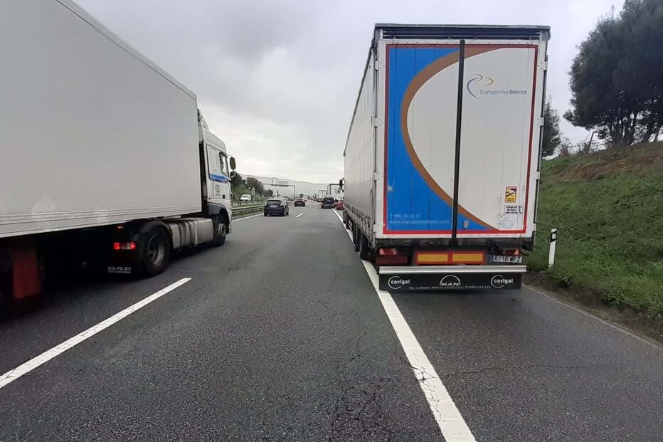 Cerca de 70 viaturas com pneus furados devido a descarga acidental