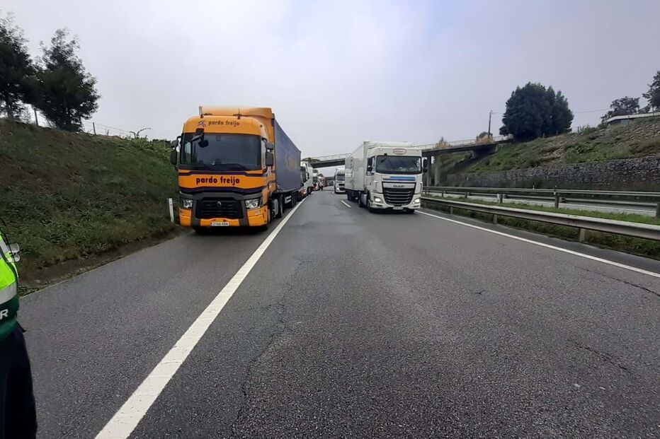 Cerca de 70 viaturas com pneus furados devido a descarga acidental