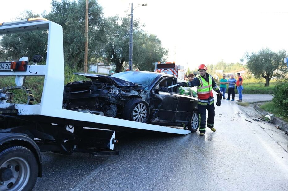Quatro feridos em colisão entre dois carros em Soure