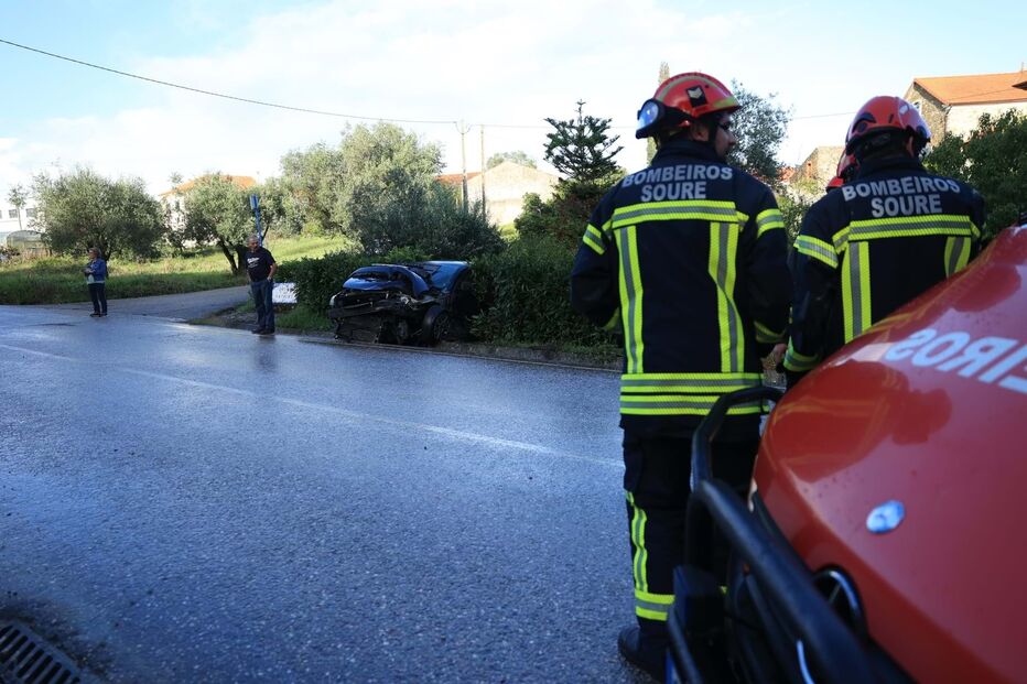 Quatro feridos em colisão entre dois carros em Soure