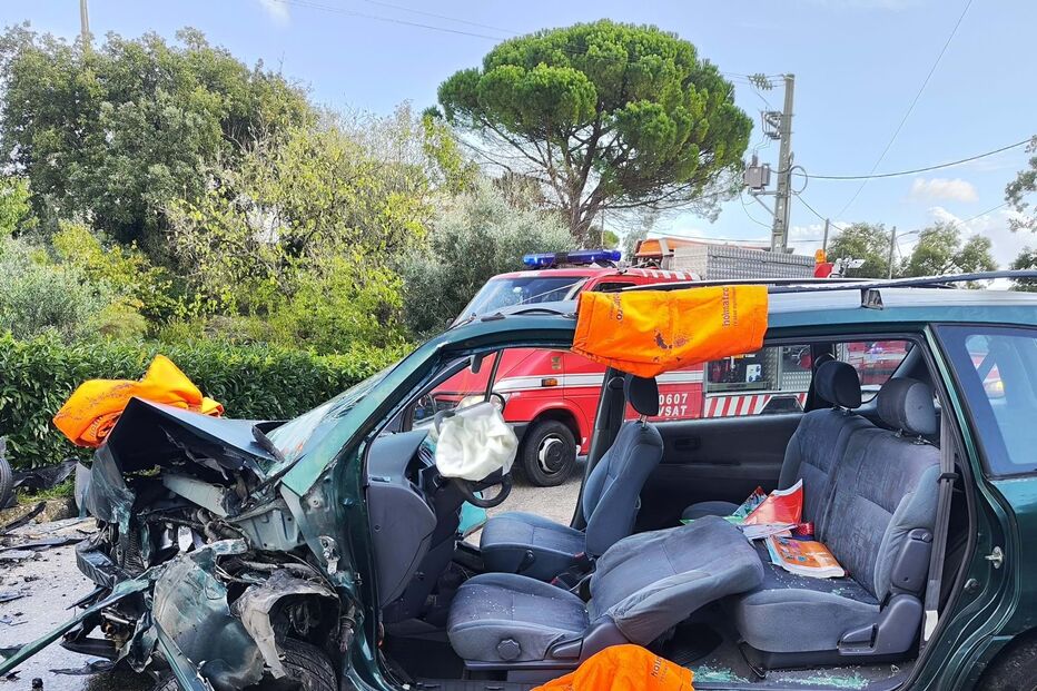 Quatro feridos em colisão entre dois carros em Soure