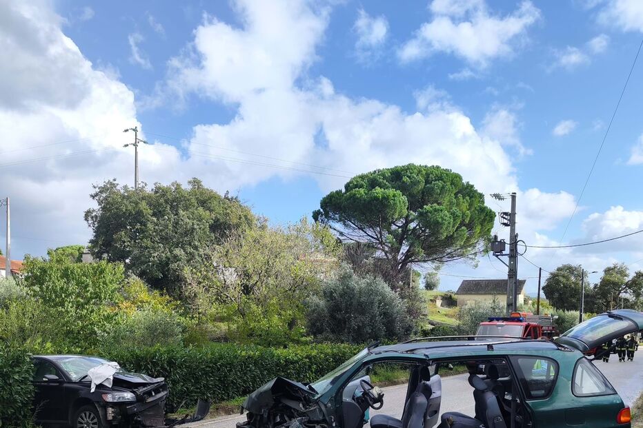 Quatro feridos em colisão entre dois carros em Soure