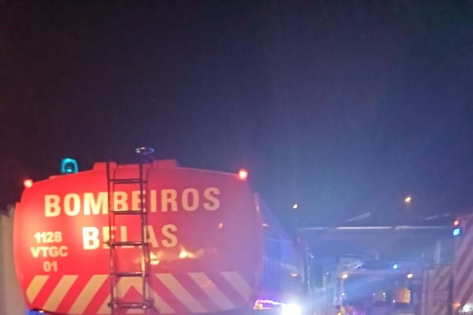 Incêndio destrói oficina e nove carros em Sintra