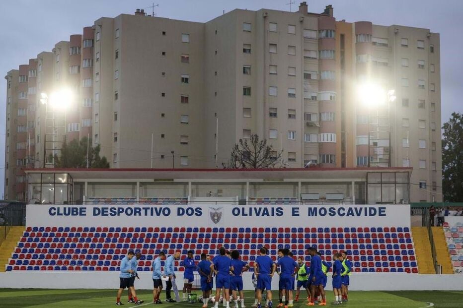 Jogadores do Clube Desportivo Olivais e Moscavide durante o treino no estádio de Moscavide em Lisboa