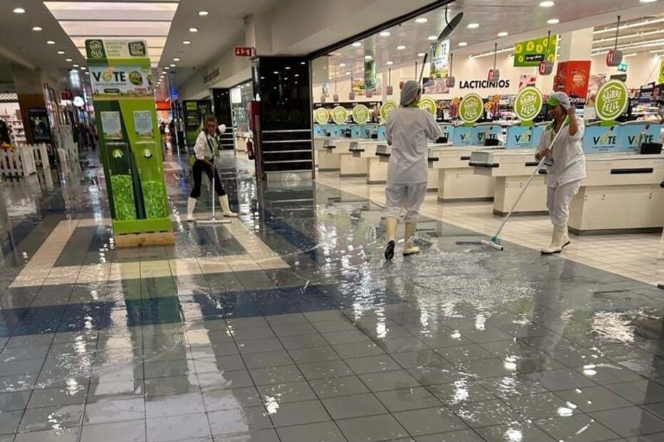 Mau tempo provoca inundação em supermercado no Barreiro