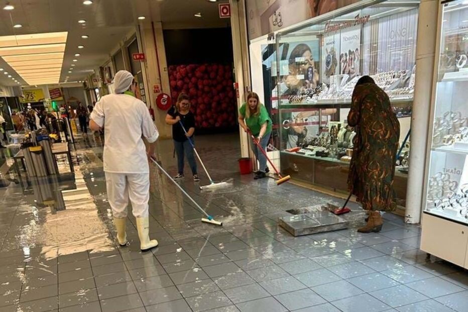 Mau tempo provoca inundação em supermercado no Barreiro