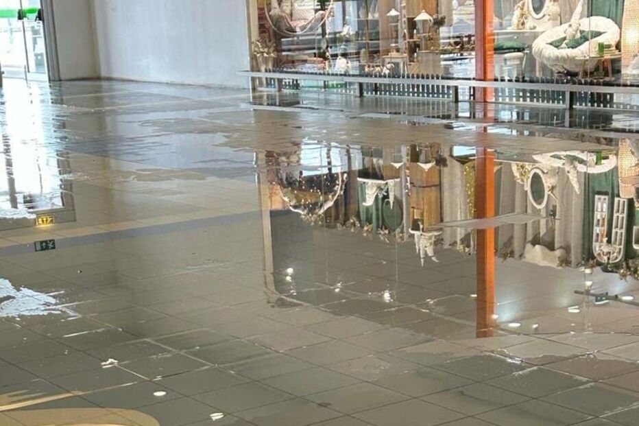 Mau tempo provoca inundação em supermercado no Barreiro