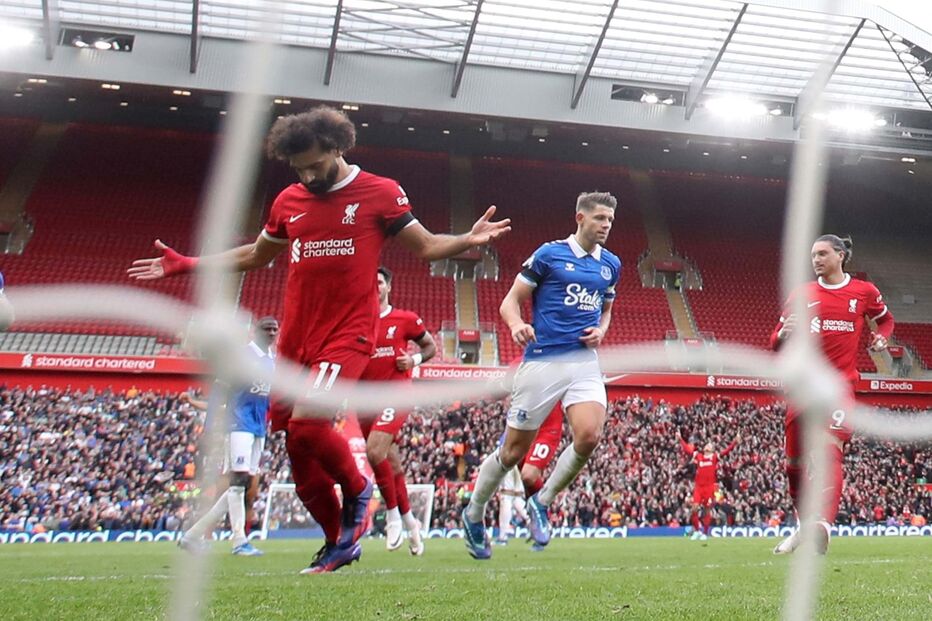 Liverpool vence Everton e assume liderança provisória da Liga inglesa