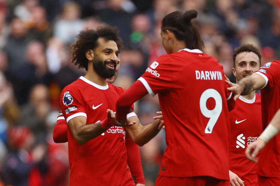 Liverpool vence Everton e assume liderança provisória da Liga inglesa