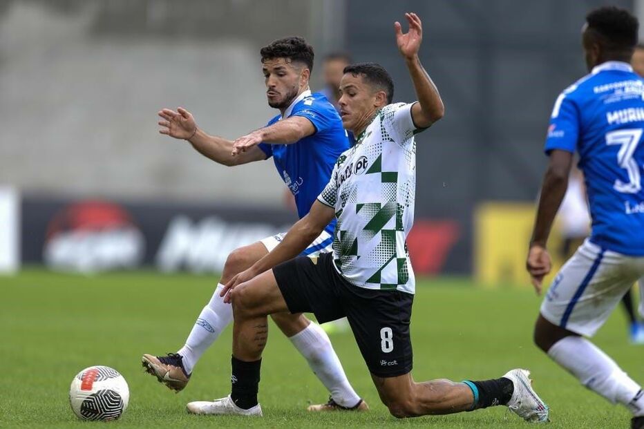 Jogador do Paredes, Diogo Silva, luta pela bola com o jogador do Moreirense, Wallissom Maximo, durante o jogo da 3.ª eliminatória da Taça de Portugal