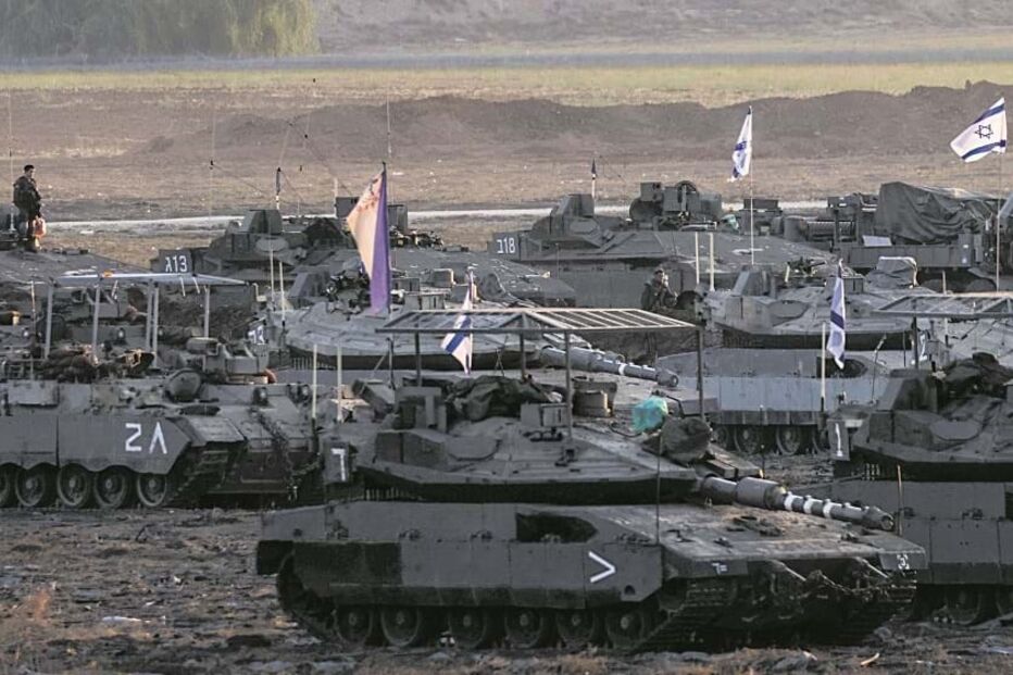 Militares israelitas aguardam a ordem para entrar em Gaza