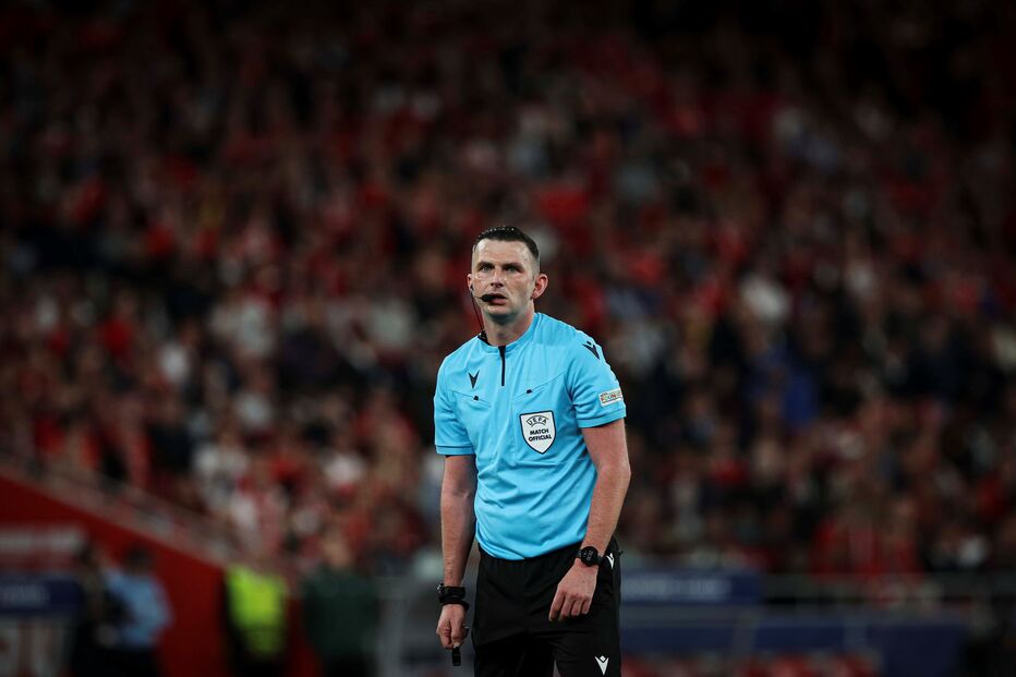 Árbitro inglês Michael Oliver no Estádio da Luz, no encontro entre Benfica e Inter