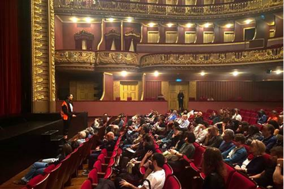 Ativistas do grupo Climáximo interrompem espetáculo no Teatro São Luiz em Lisboa	