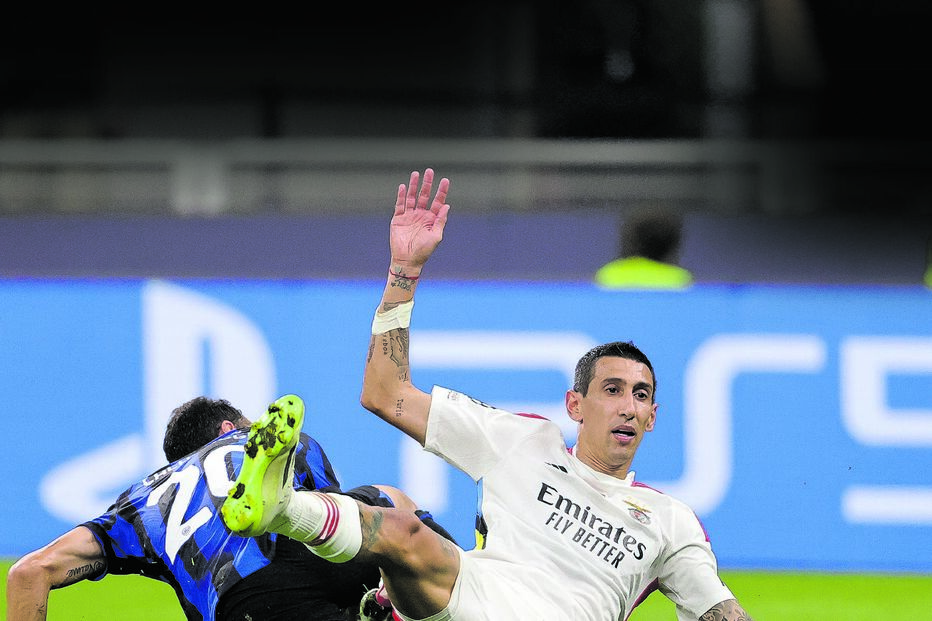 Di María (Benfica) em ação no jogo com o Inter  Milão