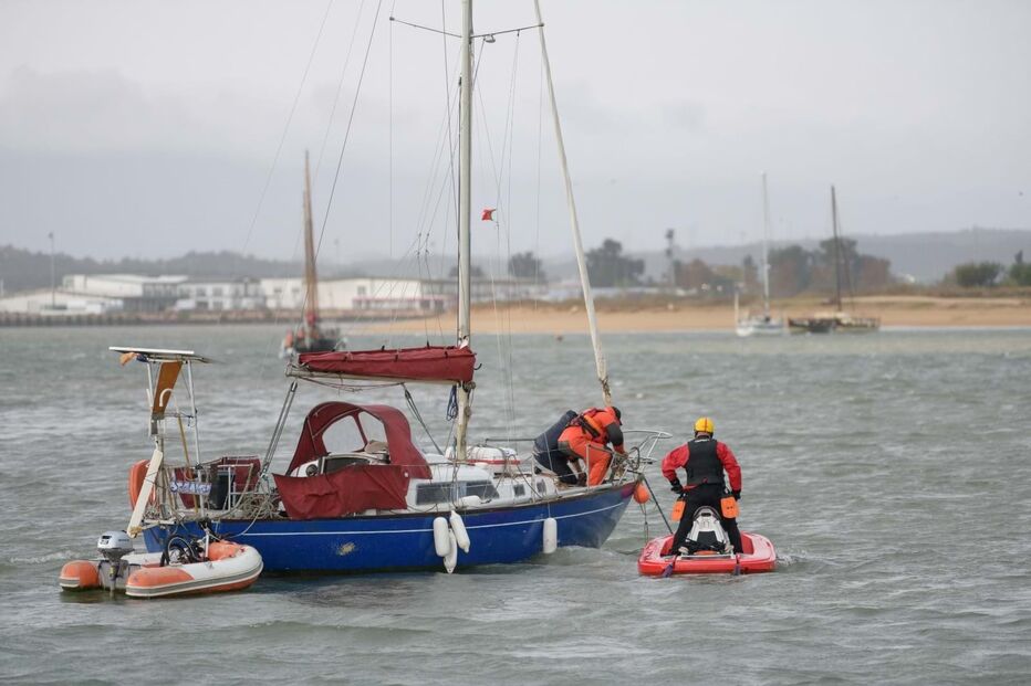Veleiro auxiliado pela AMN