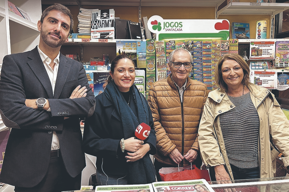 Paulo Oliveira Lima, a apresentadora Maya e a jornalista Sara Carneiro com o proprietário da papelaria Dom Diniz, António Mota