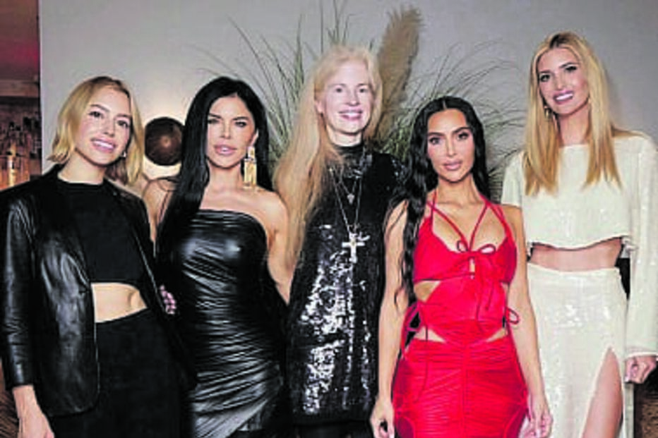 Lydia Kives, Lauren Sánchez, Ivanka Trump e a advogada durante a festa especial