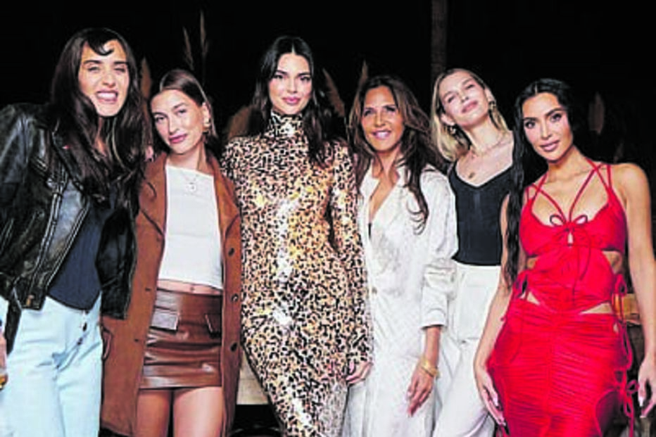 Com Kendall Jenner, Hailey Bieber, Jesse Jo Stark, Laurie Lynn Stark e Sara Foster
