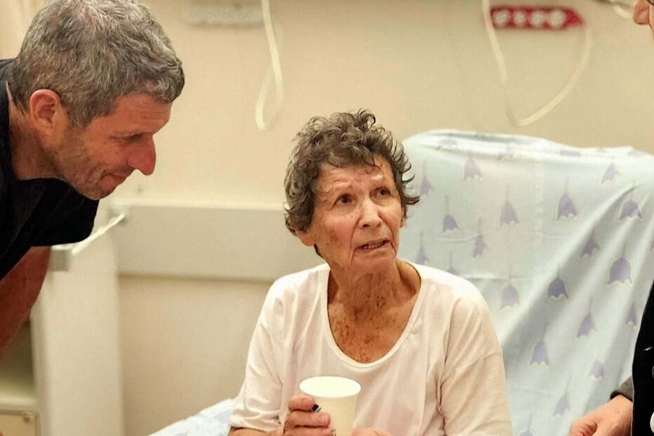 Yocheved Lifshitz, de 85 anos, reencontrou-se com a família no hospital