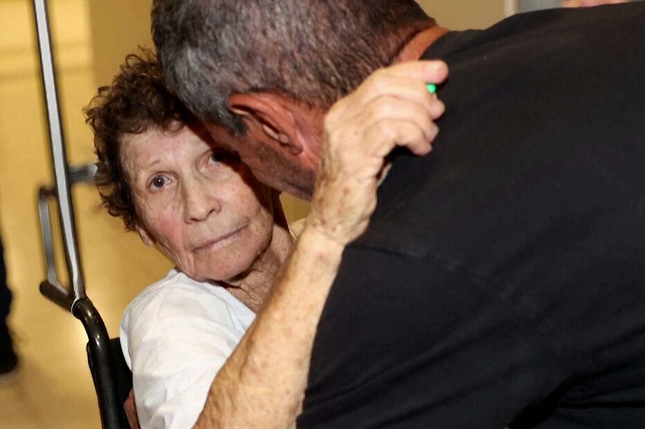 Yocheved Lifshitz, de 85 anos, reencontrou-se com a família no hospital