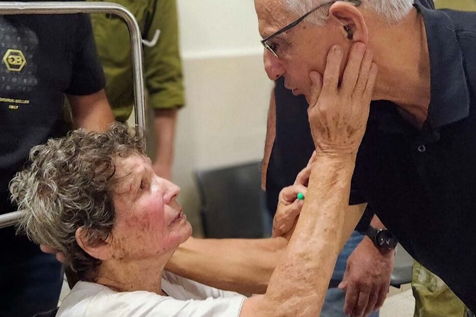 Yocheved Lifshitz, de 85 anos, reencontrou-se com a família no hospital